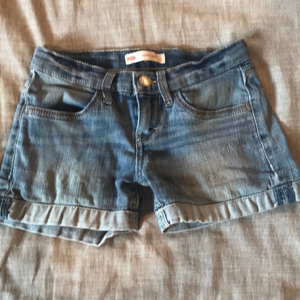 Girls Levi shorty short shorts .
